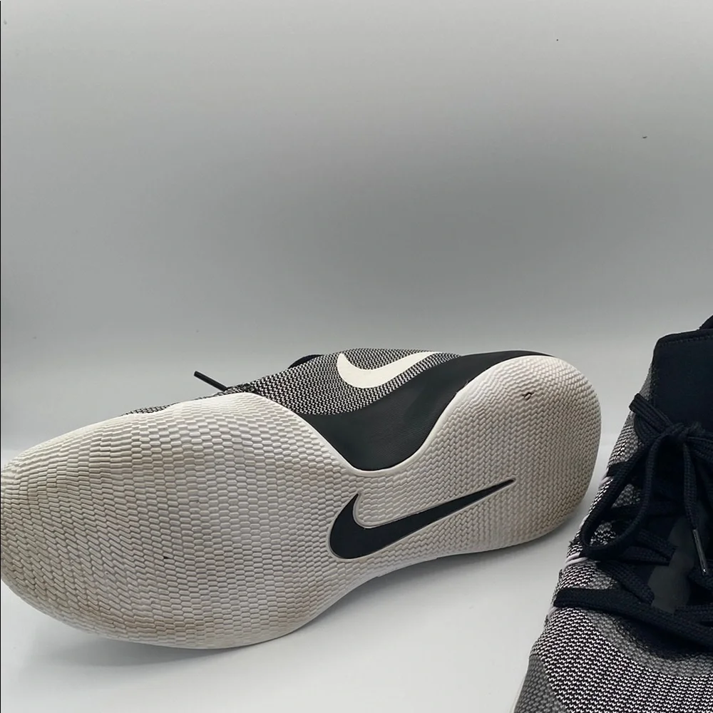 Nike Black and White Athletic Shoes - Picture 3 of 4